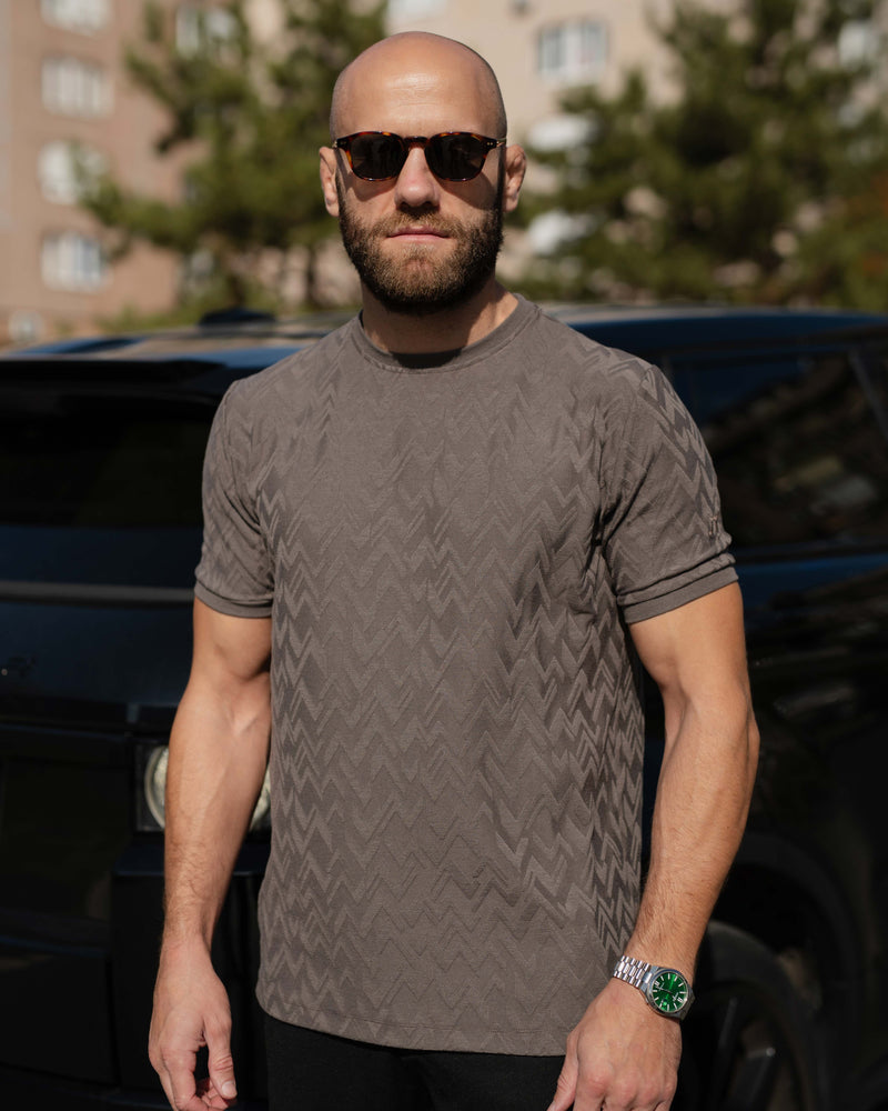 LAZARE™ ZIGZAG T-SHIRT - STONE BROWN