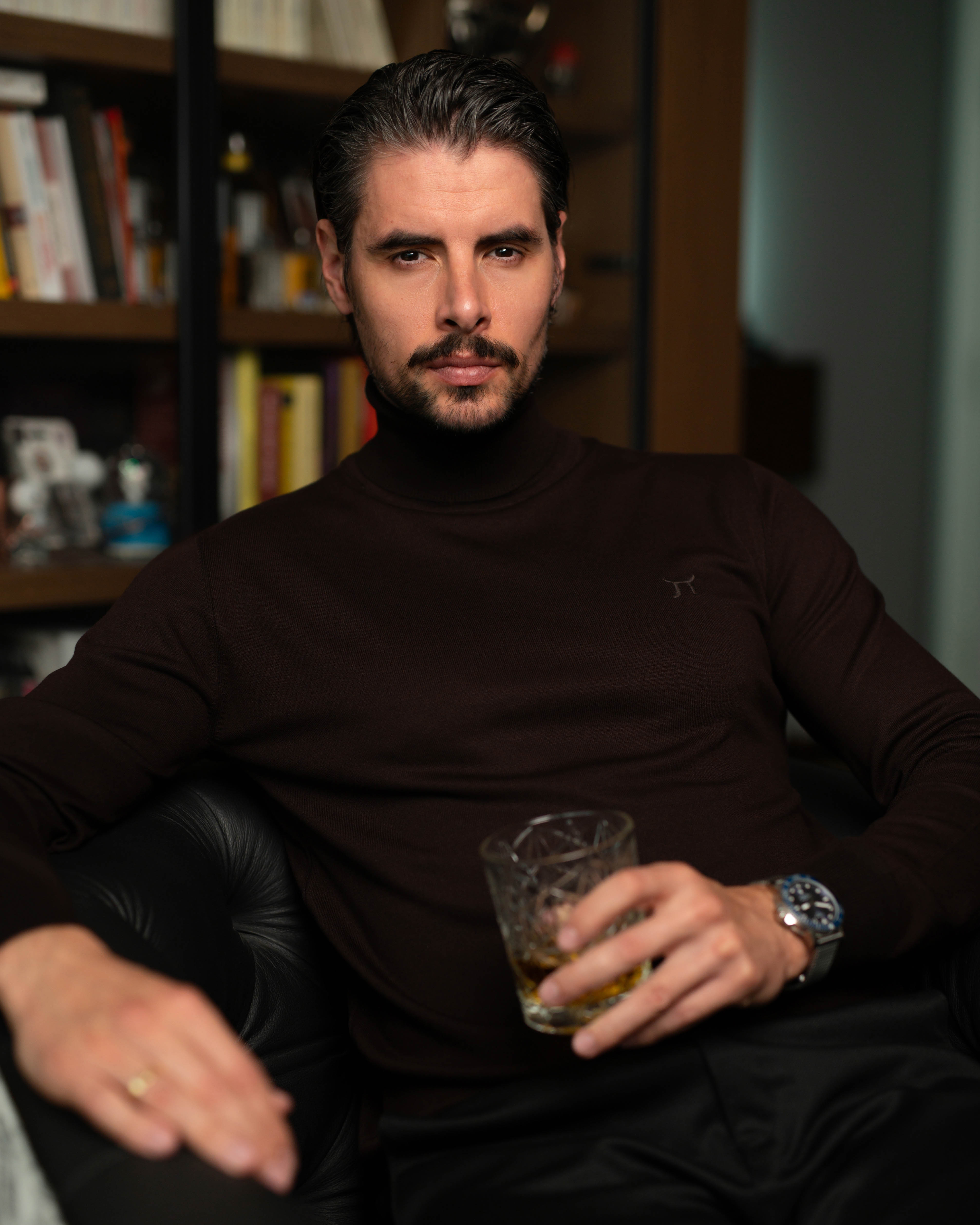 LAZARE™ CLASSIC ROLLNECK - DARK BROWN