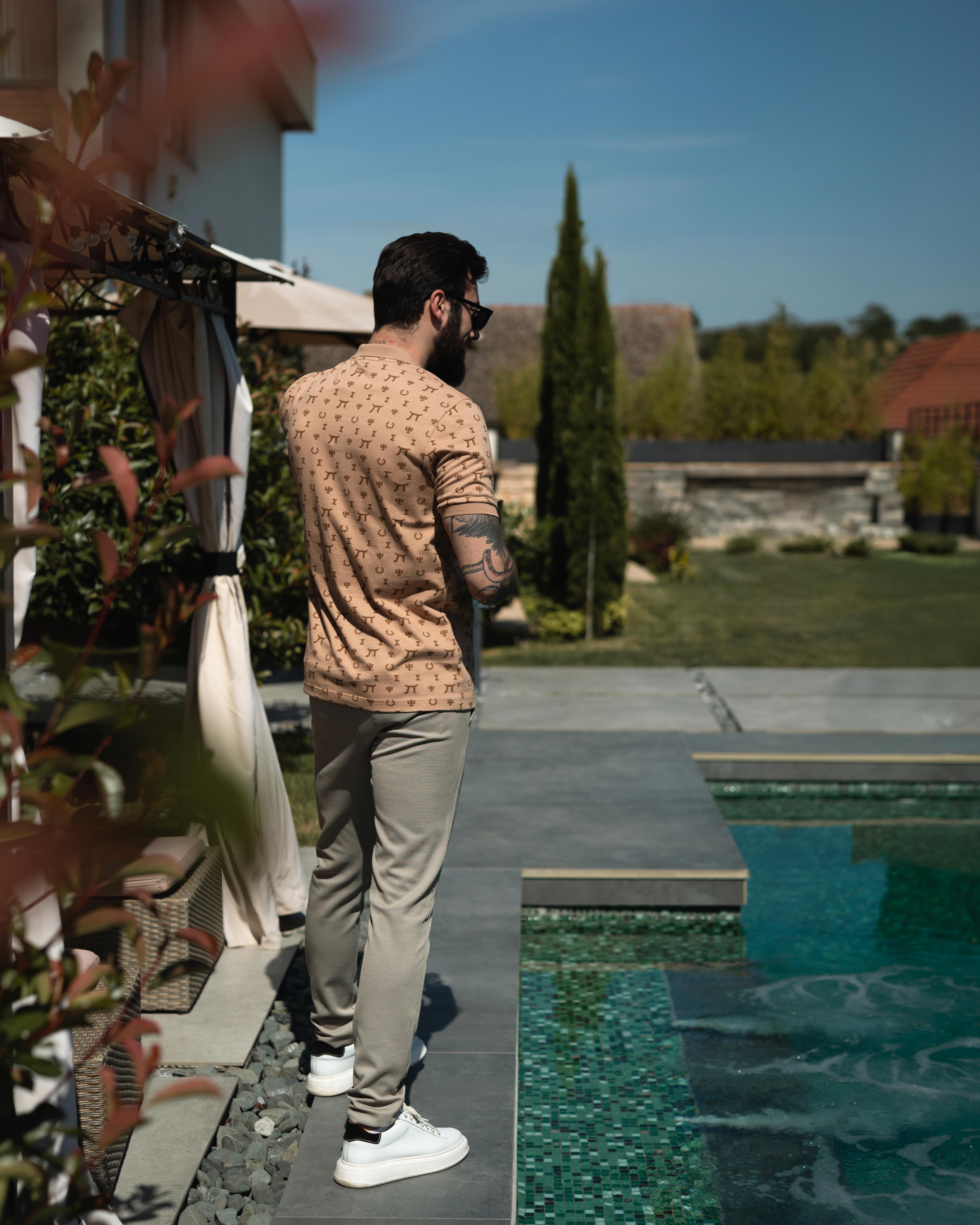 LAZARE™ DESIGNER ZIP POLO - SAND CHOCOLATE